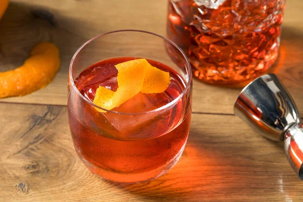 Δροσιστικό Boozy Gin Negroni Cocktail Πορτοκαλί Γαρνιτούρα — Φωτογραφία Αρχείου
