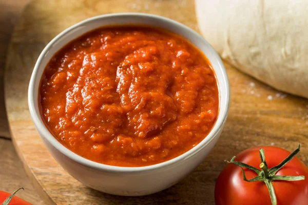 Frische Bio Basilikum Tomaten Pizza Sauce Gebrauchsfertig — Stockfoto
