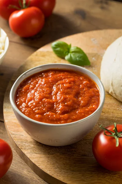 Frische Bio Basilikum Tomaten Pizza Sauce Gebrauchsfertig — Stockfoto