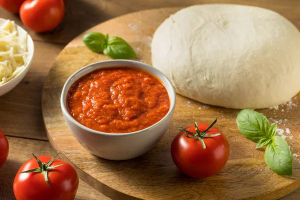 Świeży Organiczny Sos Pomidorowy Bazylea Pizza Gotowy Użycia — Zdjęcie stockowe