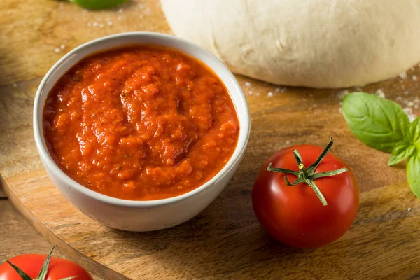 Świeży Organiczny Sos Pomidorowy Bazylea Pizza Gotowy Użycia — Zdjęcie stockowe