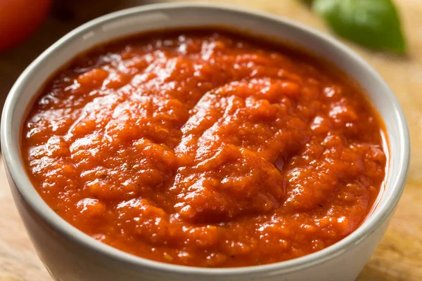 新鲜的有机罗勒番茄比萨酱准备使用 — 图库照片