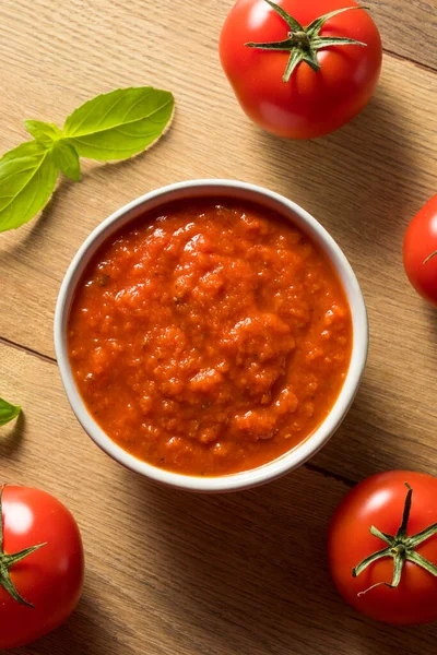 新鲜的有机罗勒番茄比萨酱准备使用 — 图库照片