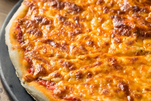 Теплая Домашняя Пицца Итальянским Сыром — стоковое фото