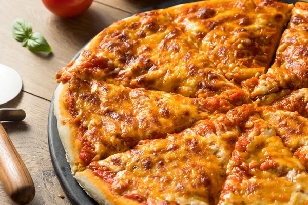 Warme Hausgemachte Italienische Käsepizza Zum Verzehr Bereit — Stockfoto