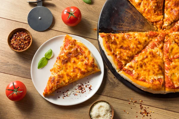 Pizza Caliente Casera Queso Italiano Lista Para Comer — Foto de Stock