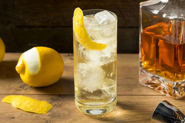 Whiskey Alcoólico Refrigerante Highball Com Limão — Fotografia de Stock