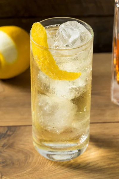 Whiskey Alcoólico Refrigerante Highball Com Limão — Fotografia de Stock