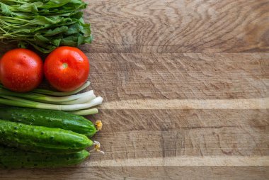 bir ahşap tahta üzerinde taze sebze