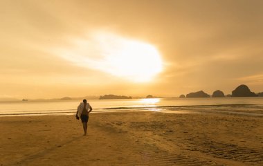 Krabi yalnız. Krabi güzel bir plajda yürüyen adam
