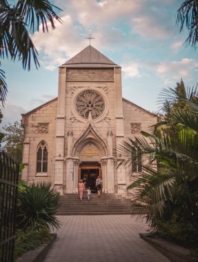 Roma Katolik Kilisesi Ortaçağ bulutlar, mavi bir gökyüzü altında palmiye yaprakları ile çerçeveleme tarz. 