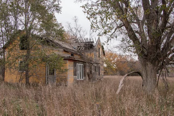 Casă agricolă abandonată în Dakota de Sud rurală în toamna timpurie — Fotografie, imagine de stoc