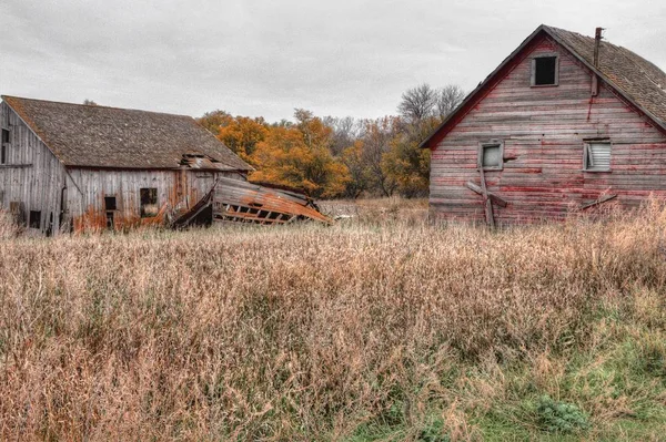 Verlassenes Bauernhaus im ländlichen Süden Dakotas im Frühherbst — Stockfoto