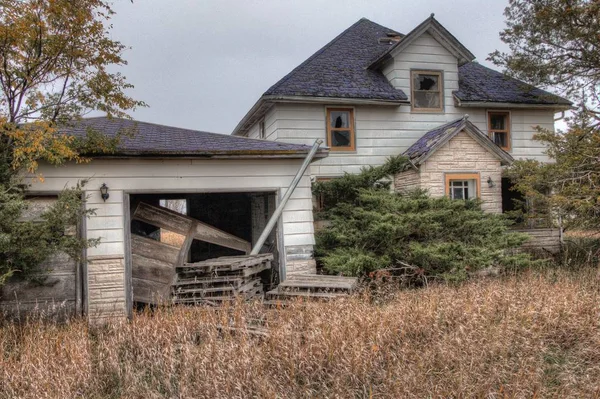 Fazenda abandonada em Dakota do Sul Rural no início da queda — Fotografia de Stock