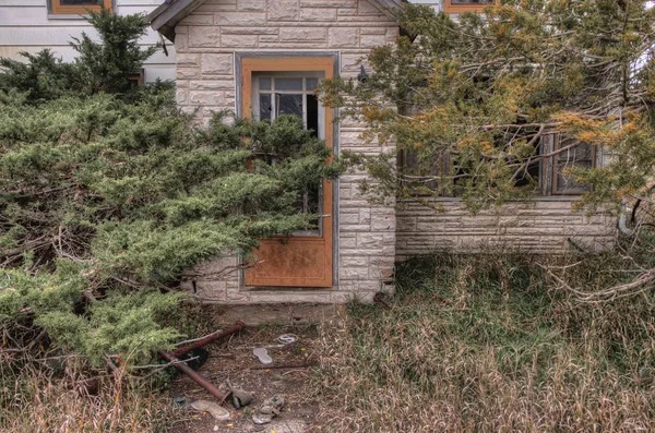 Verlassenes Bauernhaus im ländlichen Süden Dakotas im Frühherbst — Stockfoto