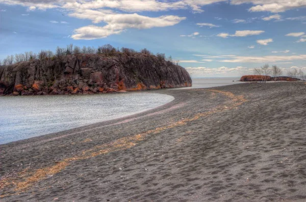 Zwart strand ligt op de noordelijke oever van Lake Superior door Silver — Stockfoto