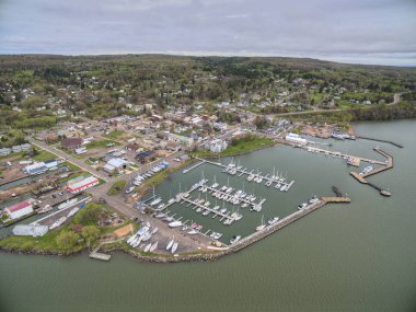 Yaz aylarında Bayfield Wisconsin ve Superior gölünün havadan görünümü