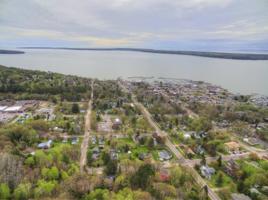 Yaz aylarında Bayfield Wisconsin ve Superior gölünün havadan görünümü
