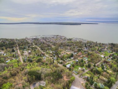Yaz aylarında Bayfield Wisconsin ve Superior gölünün havadan görünümü