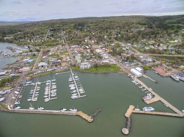 Bayfield Wisconsin en Lake Superior luchtfoto in zomer — Stockfoto