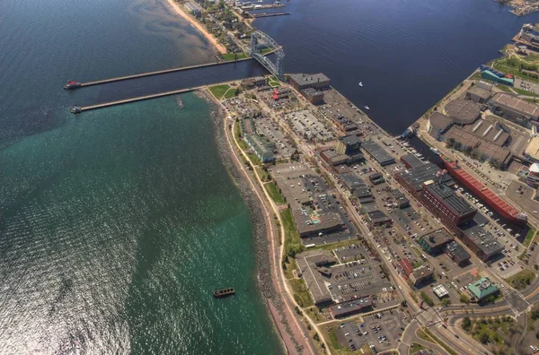 Duluth, Minnesota in de zomer gezien vanuit de helikopter — Stockfoto