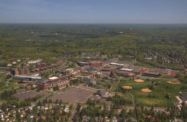 Duluth, minnesota im sommer vom hubschrauber aus gesehen — Stockfoto