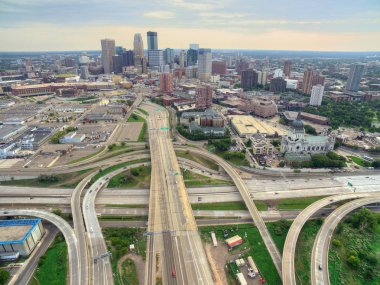 Minneapolis, Minnesota manzarası Sprin dron tarafından yukarıda da görüleceği