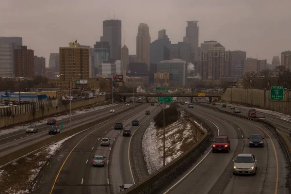 Minnesota állambeli Minneapolisban Skyline felhőkarcolók messziről — Stock Fotó