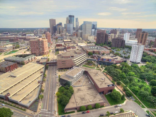 Minneapolis, Minnesota Skyline visto desde arriba por Drone en Sprin — Foto de Stock