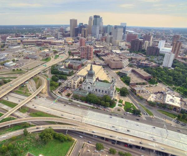 Minneapolis, Minnesota Skyline vidět z nadhledu sondu v protipo — Stock fotografie