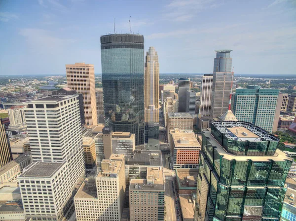 Minnesota állambeli Minneapolisban Skyline felülről a dron tavas — Stock Fotó