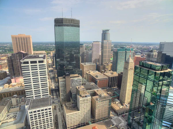 Minnesota állambeli Minneapolisban Skyline felülről a dron tavas — Stock Fotó