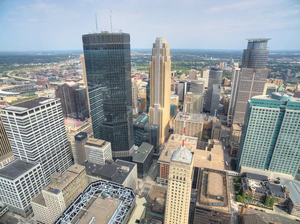 Minneapolis, Minnesota Skyline visto desde arriba por Drone en Sprin — Foto de Stock