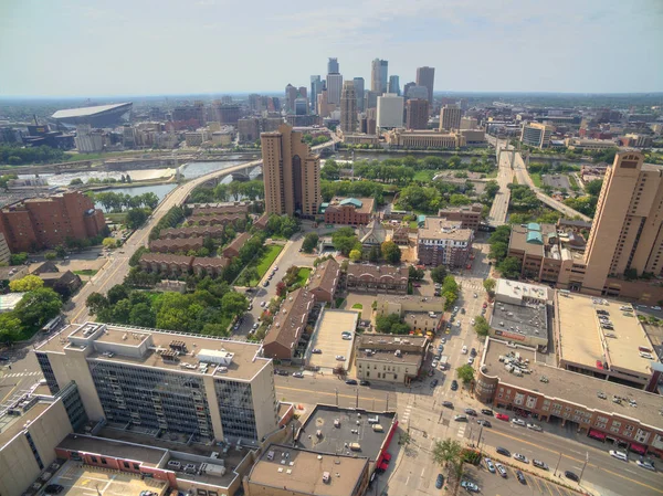 Minnesota állambeli Minneapolisban Skyline felülről a dron tavas — Stock Fotó