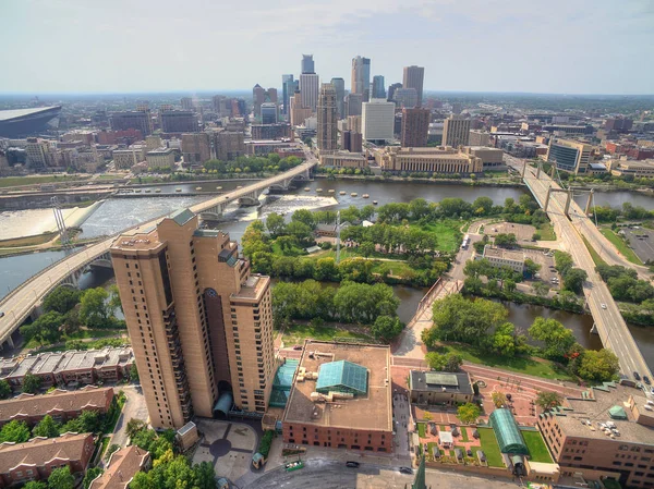 Minneapolis, Minnesota Skyline visto desde arriba por Drone en Sprin — Foto de Stock