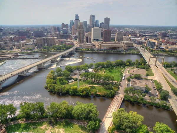 Minneapolis, Minnesota Skyline vidět z nadhledu sondu v protipo — Stock fotografie