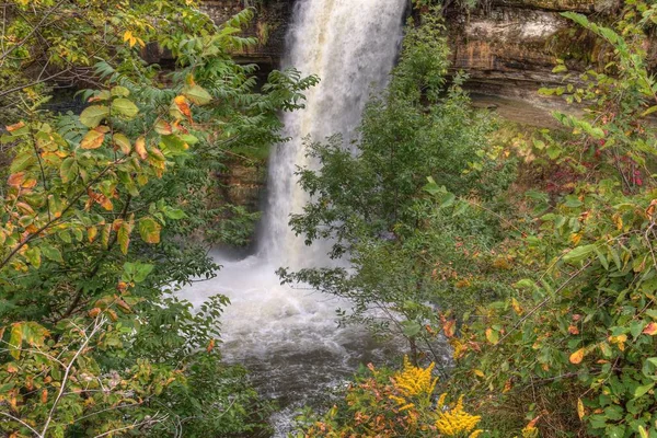 Minnehaha cade în Minneapolis, Minnesota în timpul toamnei — Fotografie, imagine de stoc