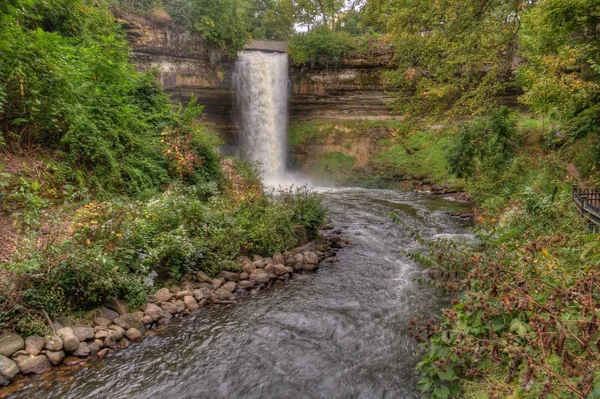 Minnehaha cade în Minneapolis, Minnesota în timpul toamnei — Fotografie, imagine de stoc