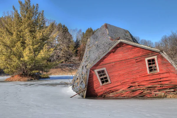 The Sinking Red Barn was located near the Twin Cities in Minnesota before it collapsed in 2017 — Stock Photo, Image