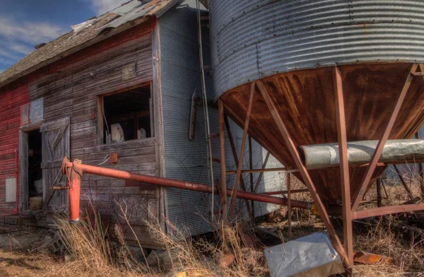 Una antigua granja descuidada y equipos de mediados del siglo XX en — Foto de Stock