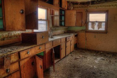 Güney Dakota 'da terkedilmiş çiftlik evi yavaşça çürüyor