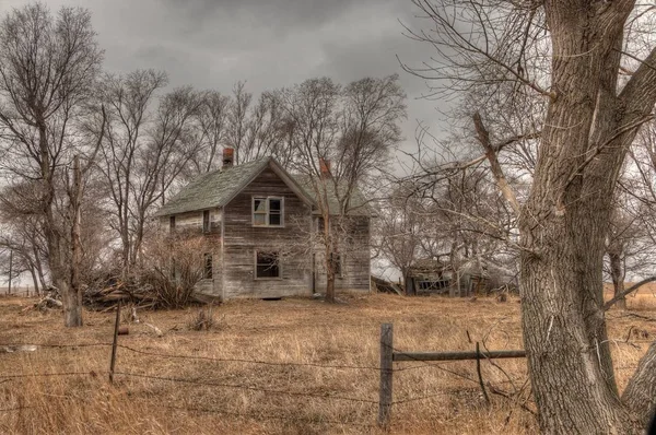 Verlassenes Bauernhaus in South Dakota verfällt langsam — Stockfoto