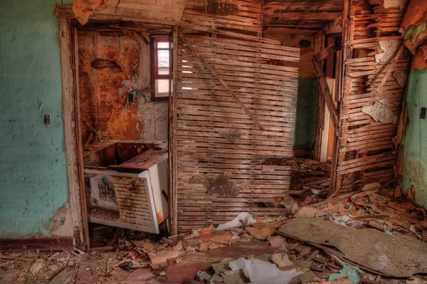 Заброшенный фермерский дом в Южной Дакоте медленно разлагается — стоковое фото