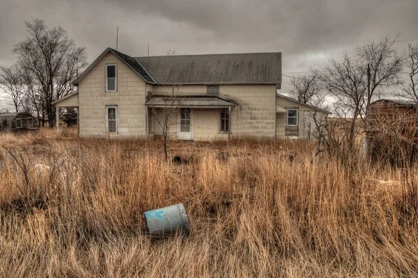 Abandoned Farmhouse in South Dakota slowly decays — Stock Photo, Image