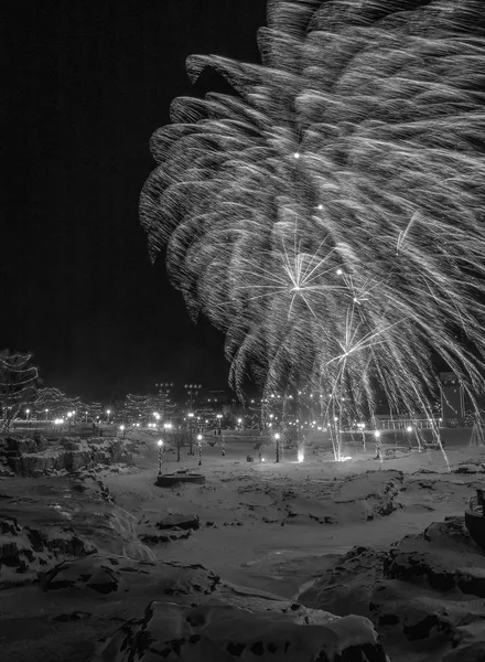 Ohňostroj na nový rok v Falls Park, Sioux Falls. — Stock fotografie