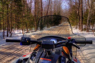 Motorlu kızak Kış Kuzey Minnesota'da ormanda