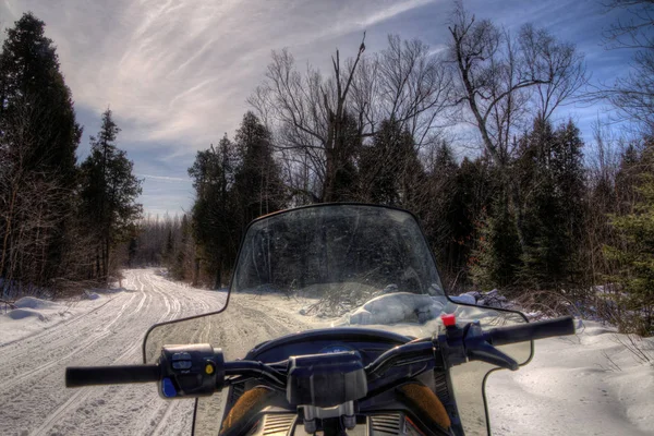 Snowmobiling através dos bosques do norte de Minnesota no inverno — Fotografia de Stock