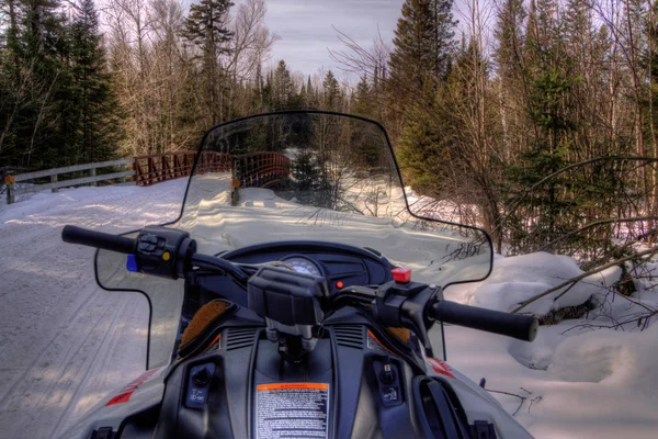 Motos de nieve a través de los bosques del norte de Minnesota en invierno — Foto de Stock