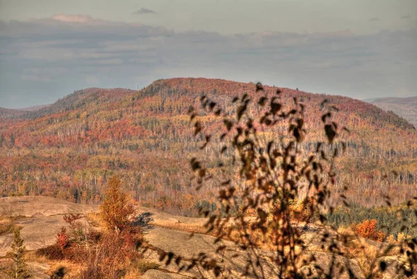 Outono no pico de Carlton das montanhas Sawtooth no norte de Minnesota, na costa norte do Lago Superior — Fotografia de Stock