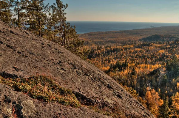 Outono no pico de Carlton das montanhas Sawtooth no norte de Minnesota, na costa norte do Lago Superior — Fotografia de Stock